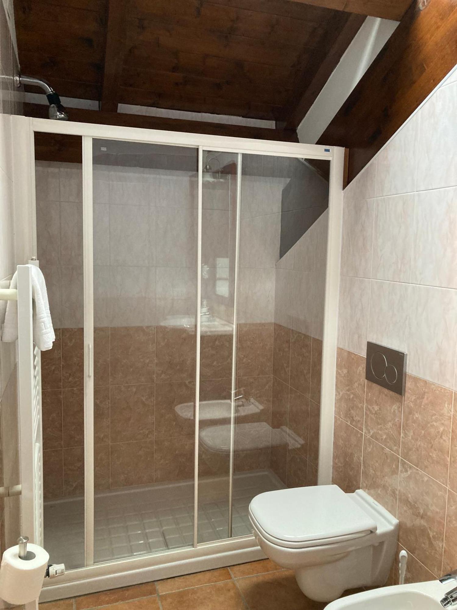 Gattico Agriturismo Altana Del Motto Rosso מראה חיצוני תמונה