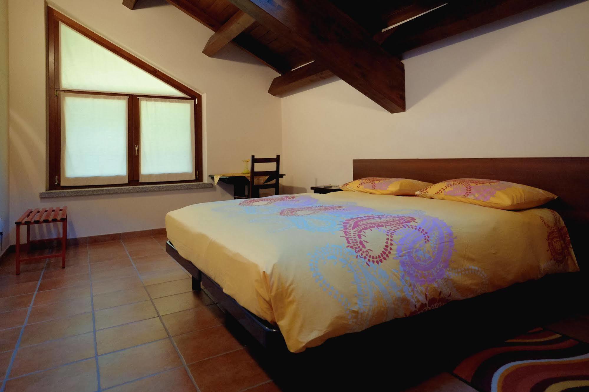 Gattico Agriturismo Altana Del Motto Rosso מראה חיצוני תמונה